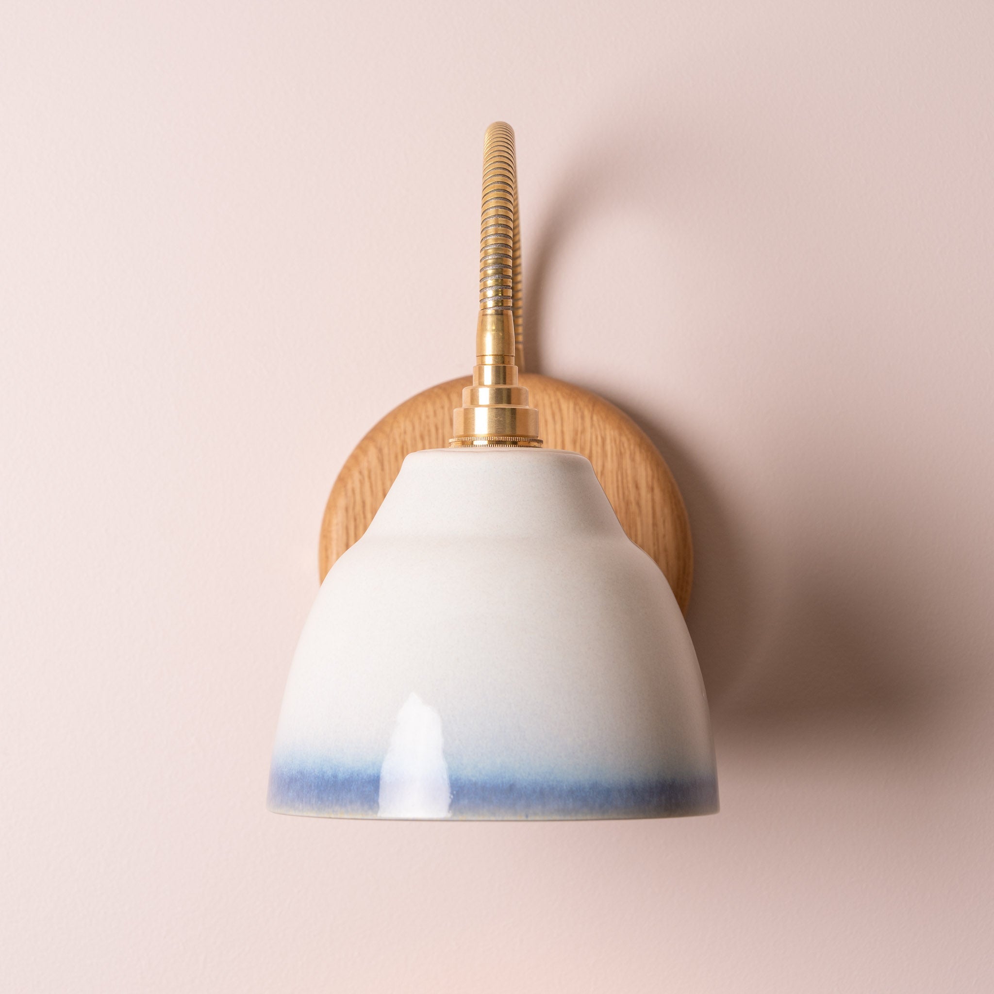 Blue and White Flex Wall Light in Brass/Nickel, Ceramic and Oak - Small Element