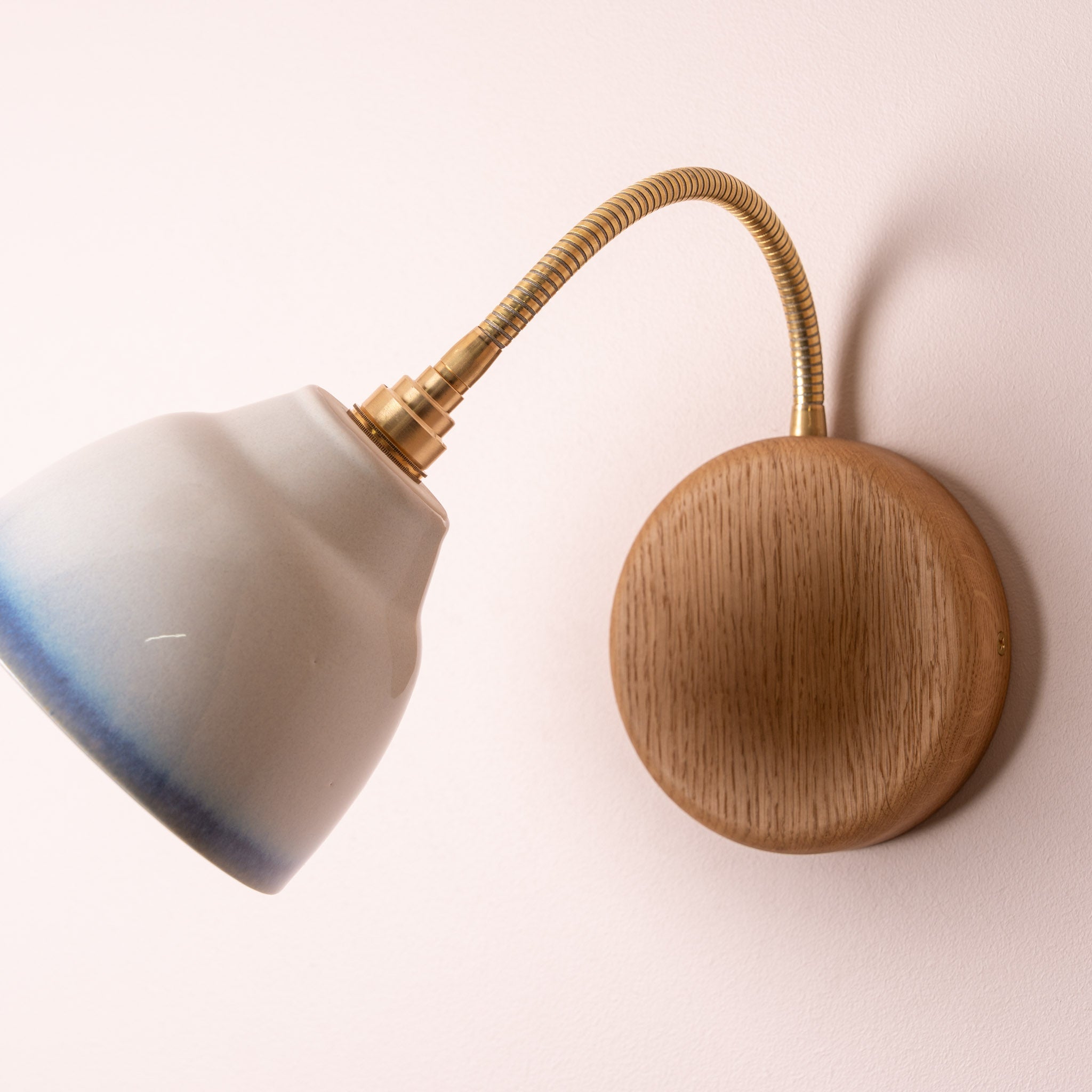 Blue and White Flex Wall Light in Brass/Nickel, Ceramic and Oak - Small Element