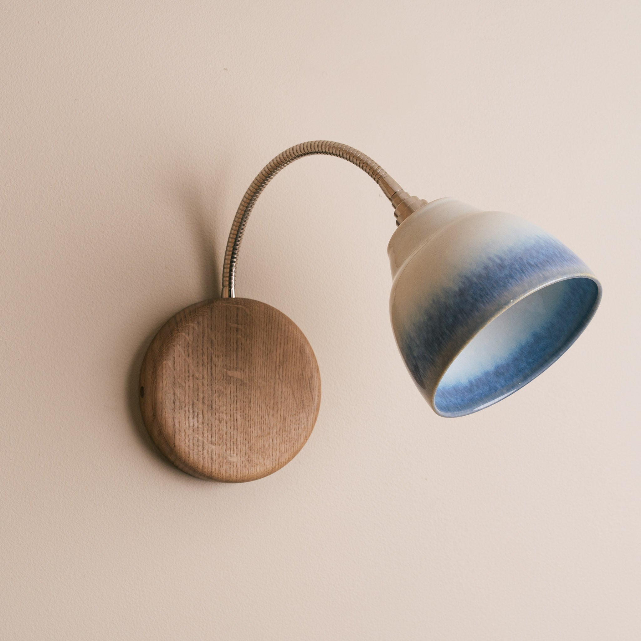 Blue and White Flex Wall Light in Brass/Nickel, Ceramic and Oak - Small Element