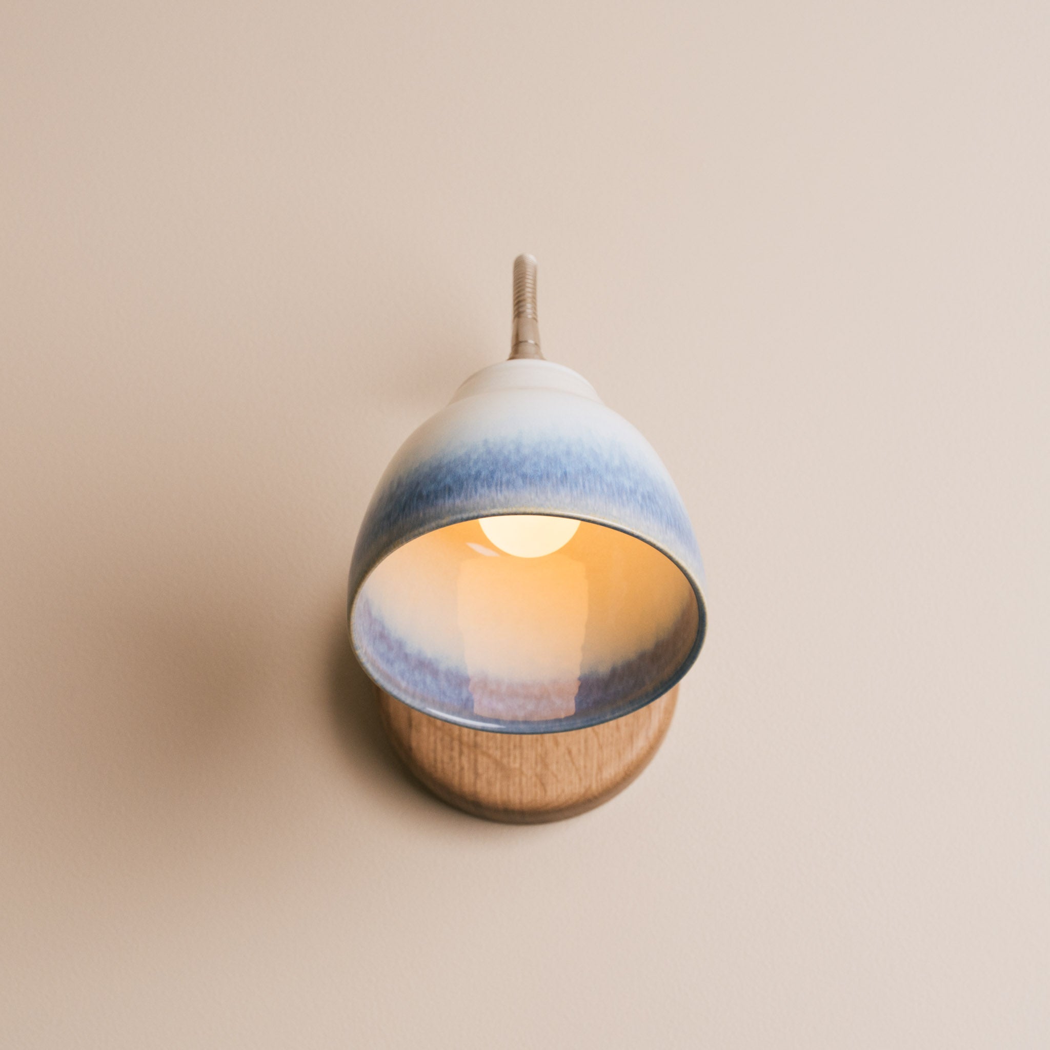 Blue and White Flex Wall Light in Brass/Nickel, Ceramic and Oak - Small Element
