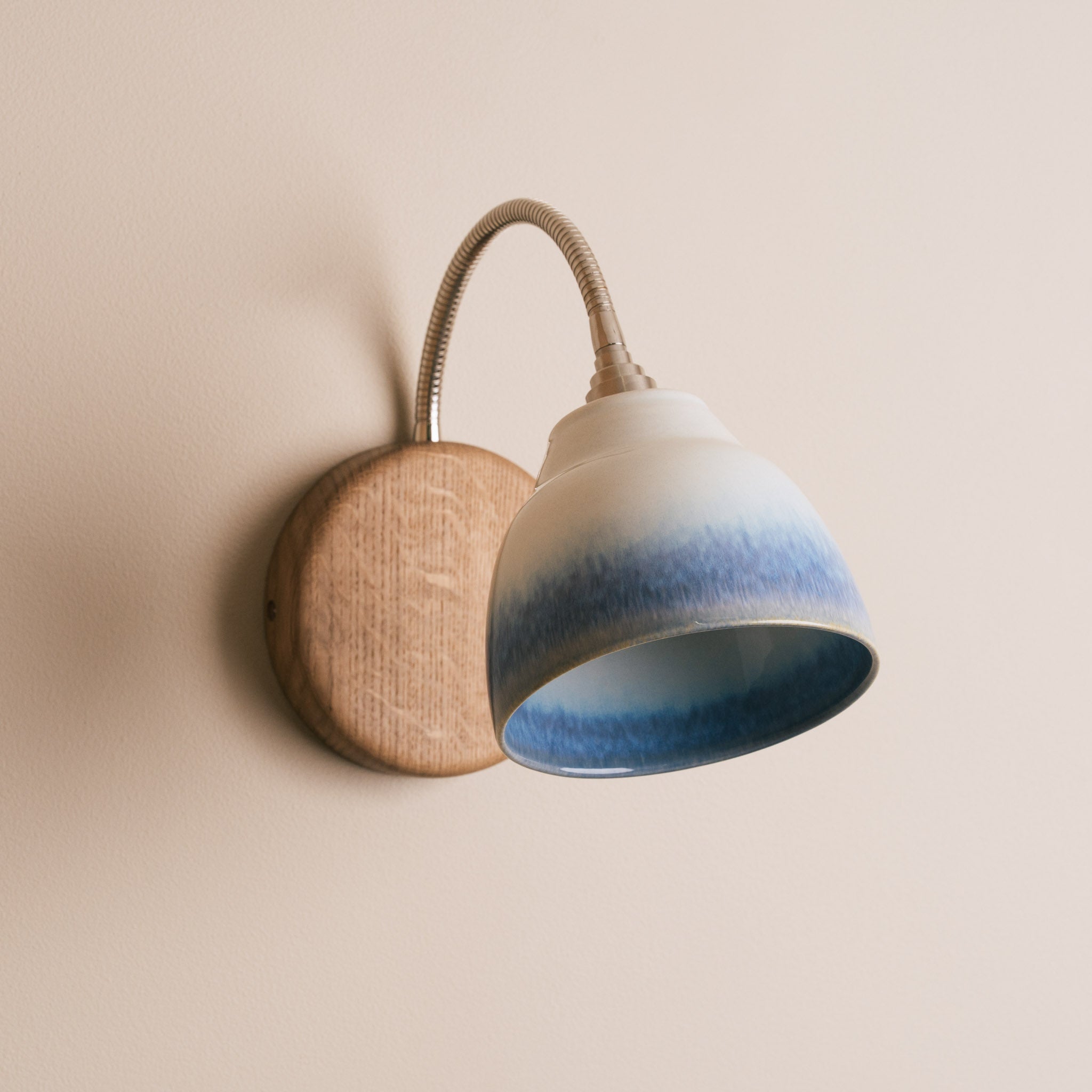 Blue and White Flex Wall Light in Brass/Nickel, Ceramic and Oak - Small Element