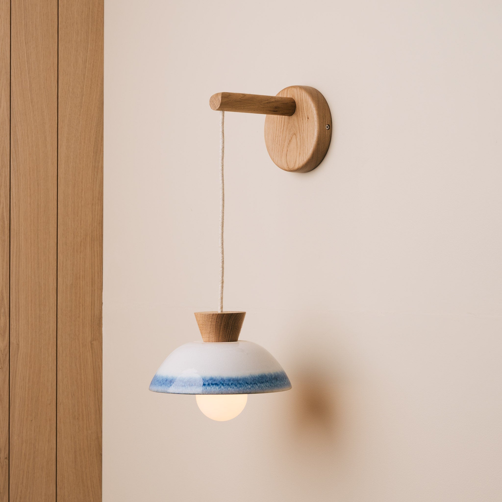 Small Dawn Hanging Wall Light in Ceramic and Oak - Blue and White