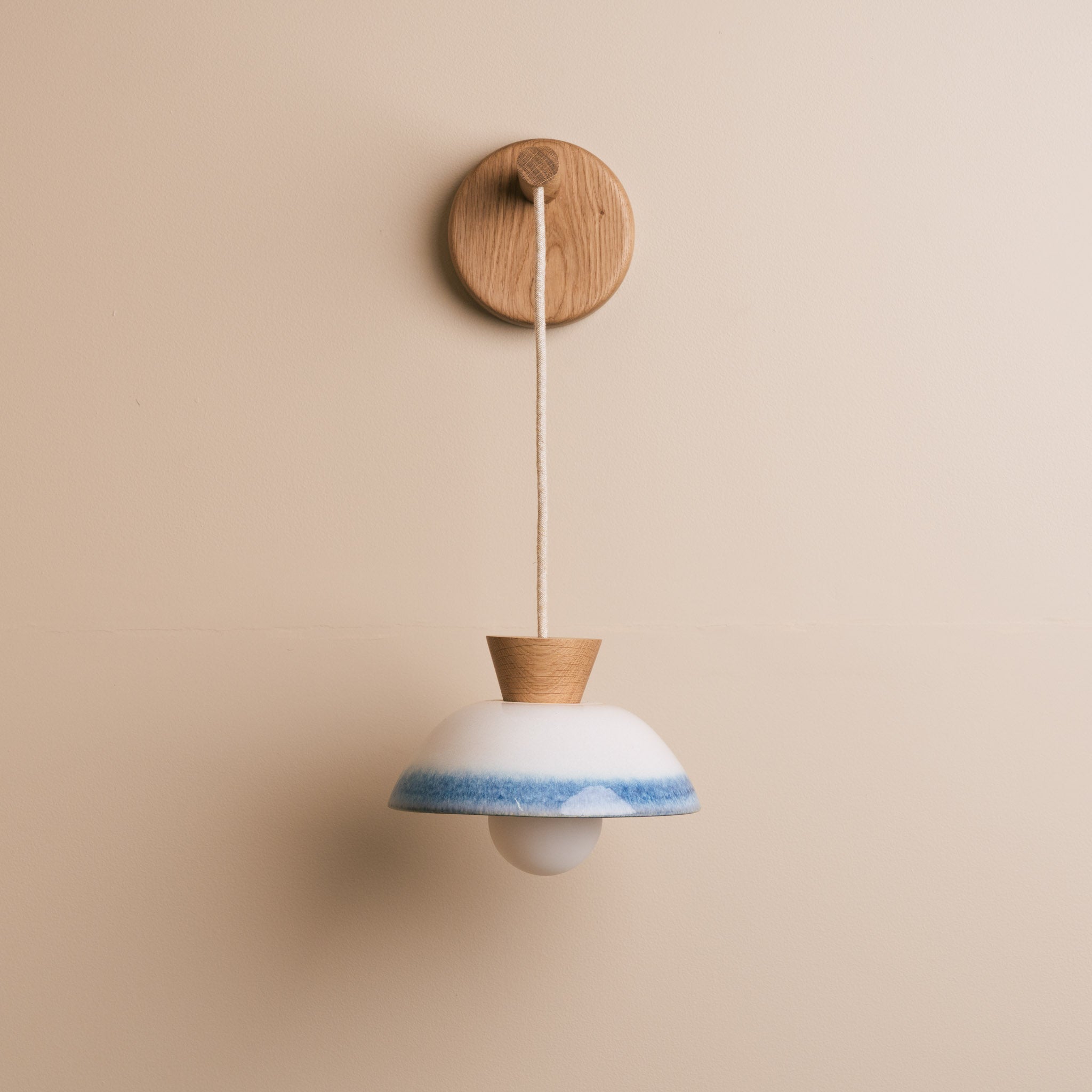 Small Dawn Hanging Wall Light in Ceramic and Oak - Blue and White