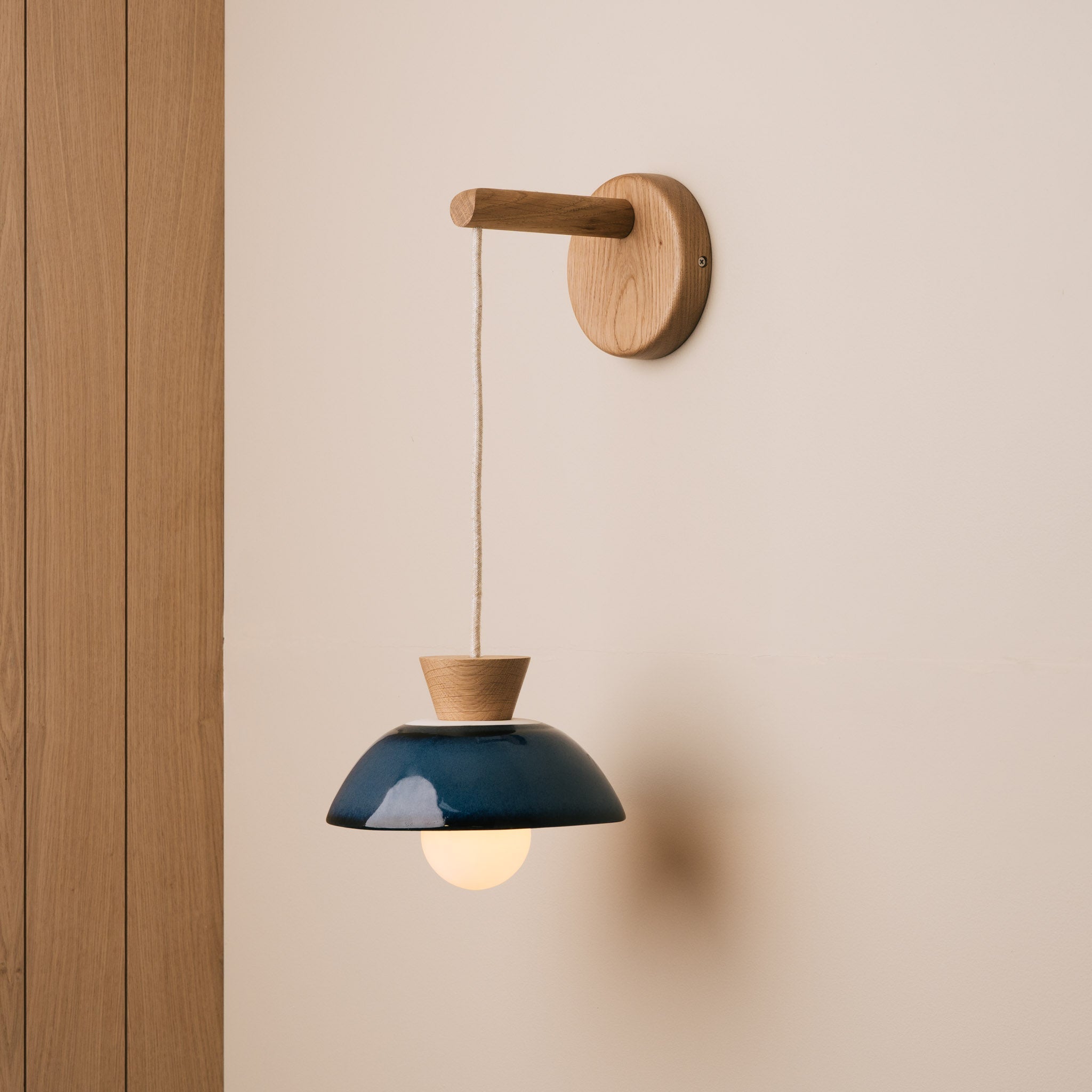 Small Dawn Hanging Wall Light in Ceramic and Oak - Blue