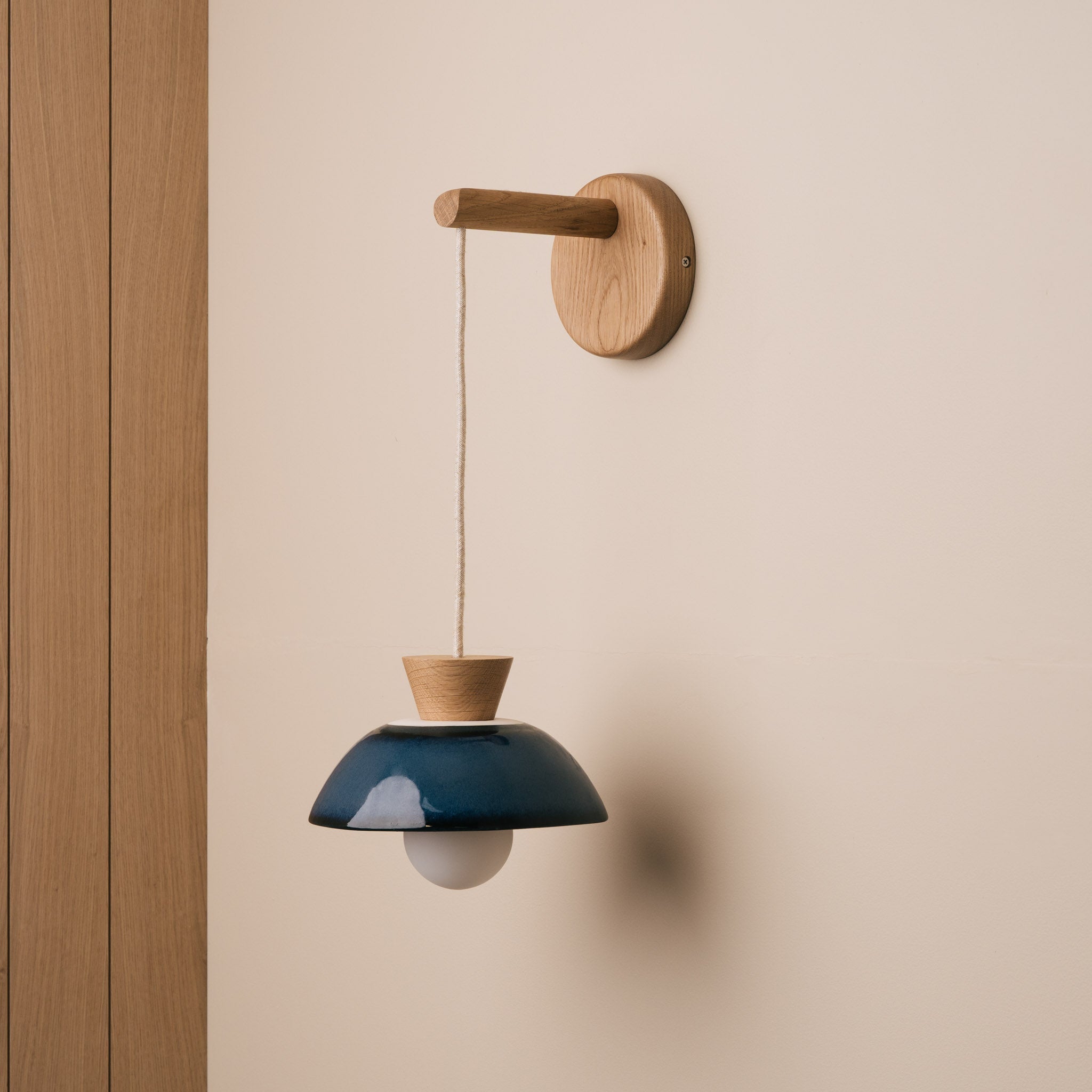 Small Dawn Hanging Wall Light in Ceramic and Oak - Blue