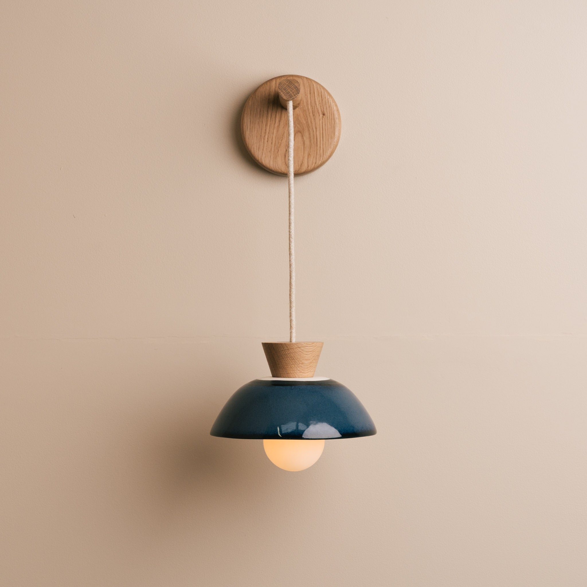 Small Dawn Hanging Wall Light in Ceramic and Oak - Blue