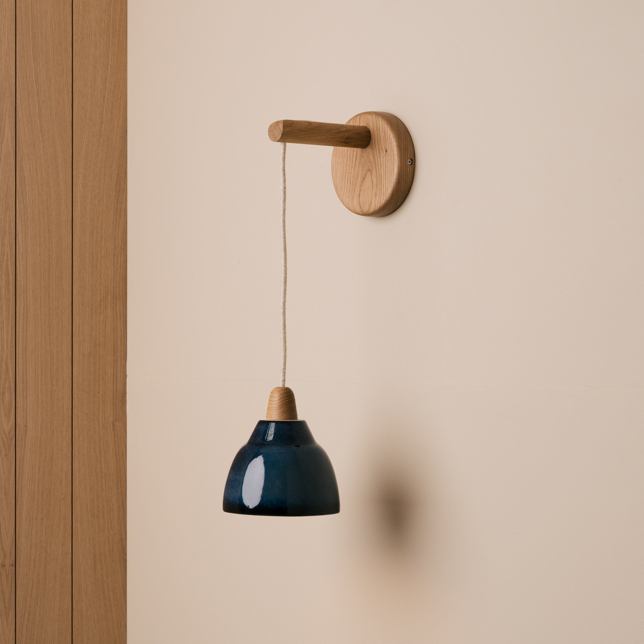Small Element Hanging Wall Light in Ceramic and Oak - Blue