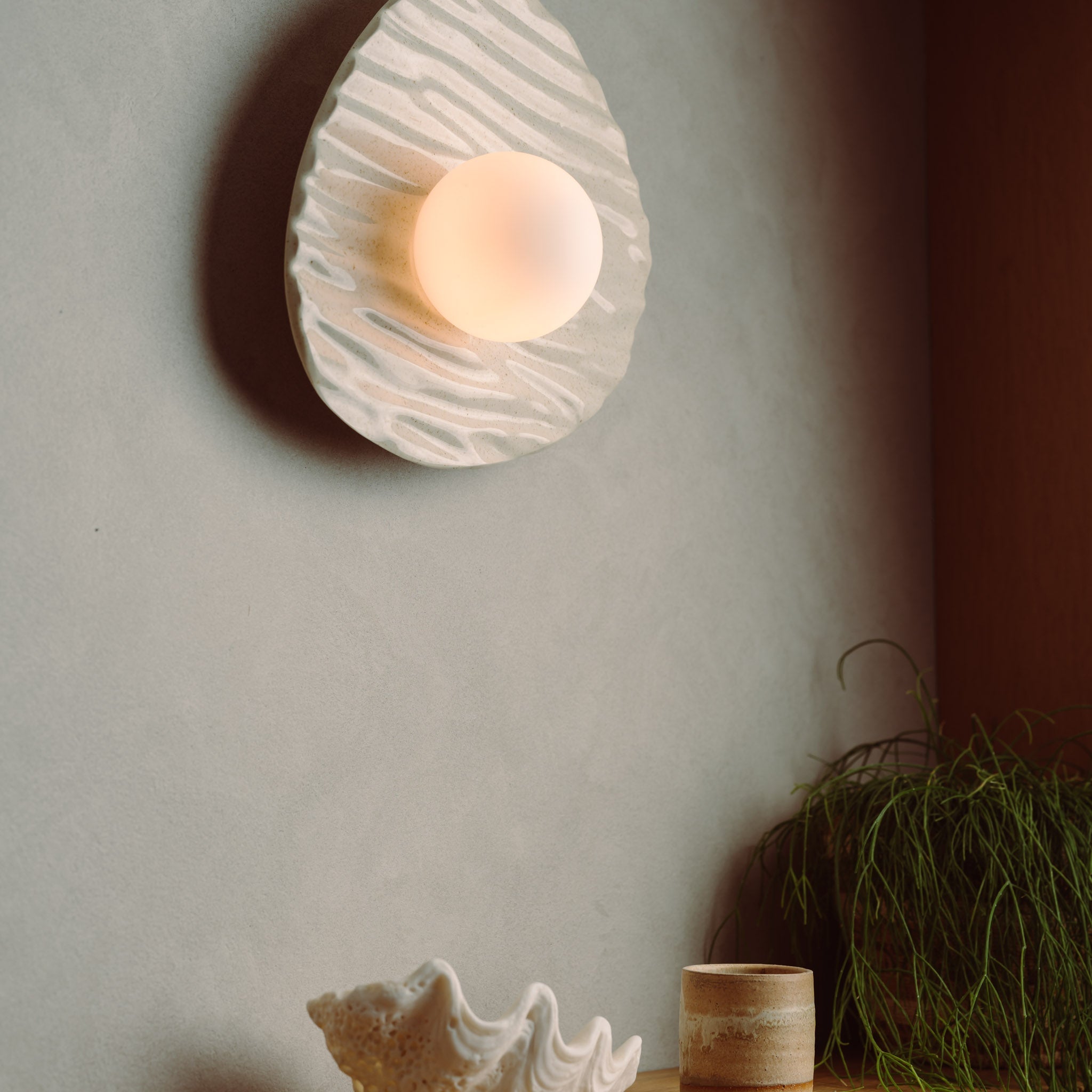 Speckled Cream Gloss Towan Wall Light in Ceramic and Oak