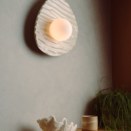 Speckled Cream Gloss Towan Wall Light in Ceramic and Oak