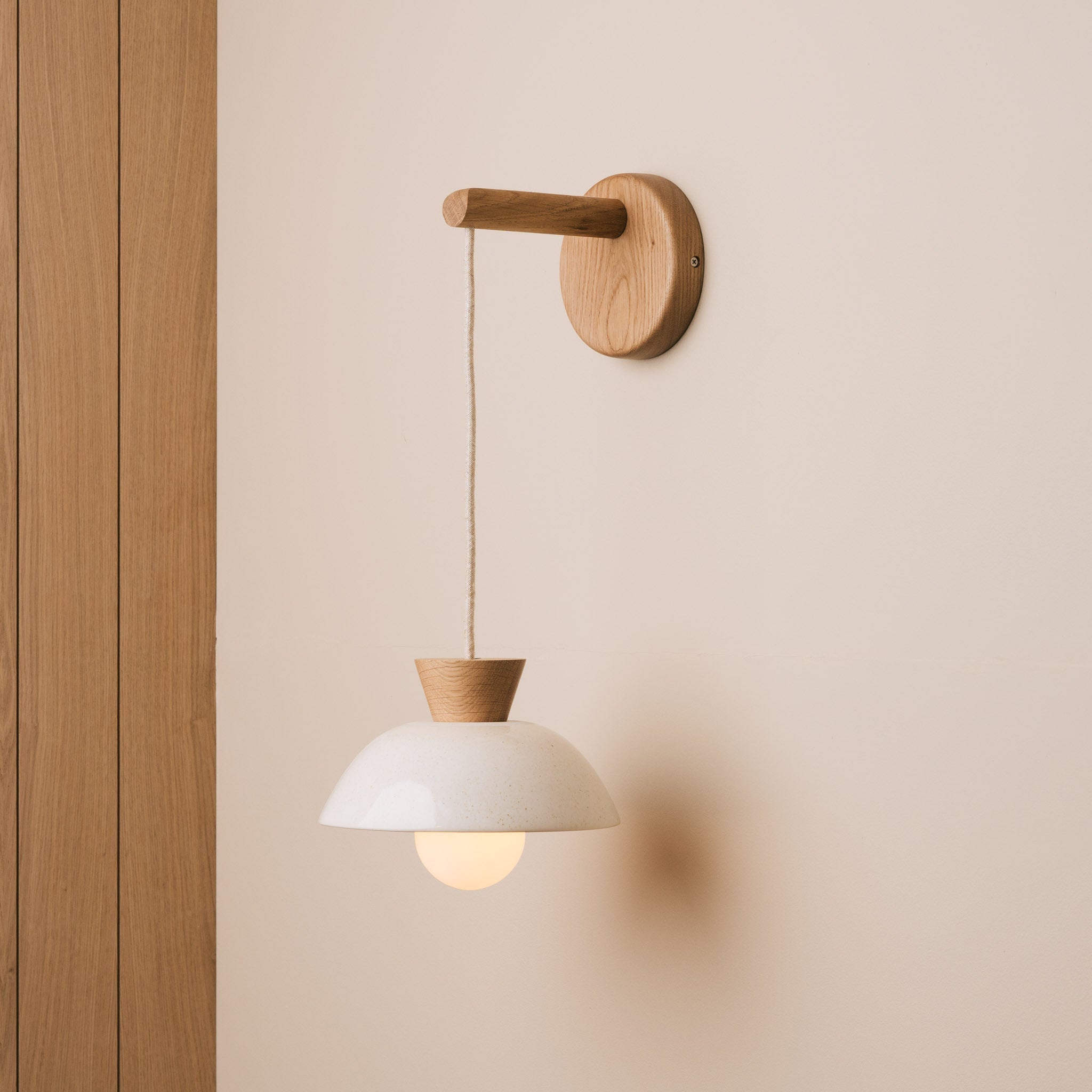 Small Dawn Hanging Wall Light in Ceramic and Oak - Speckled Cream Gloss