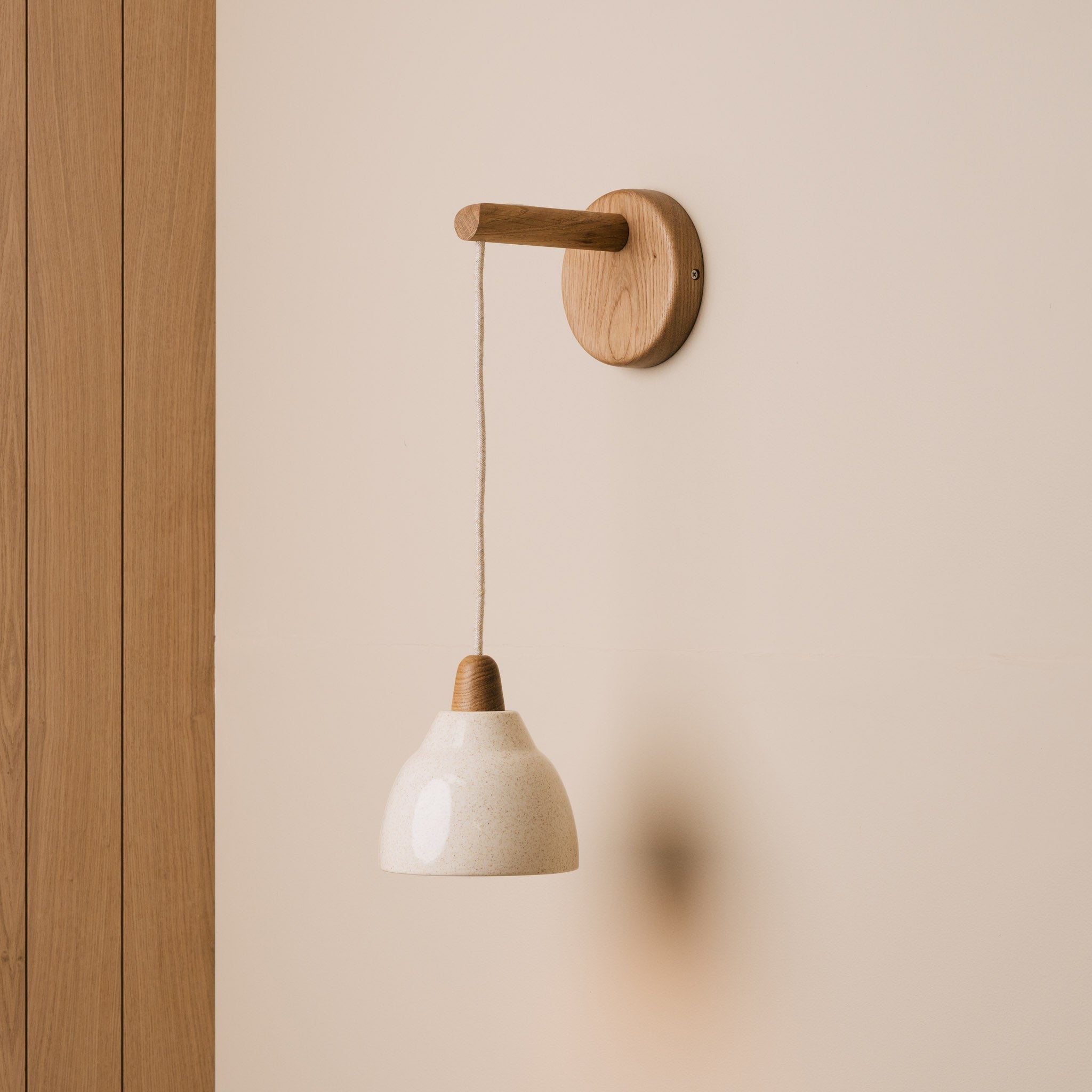 Small Element Hanging Wall Light in Ceramic and Oak - Speckled Cream Gloss