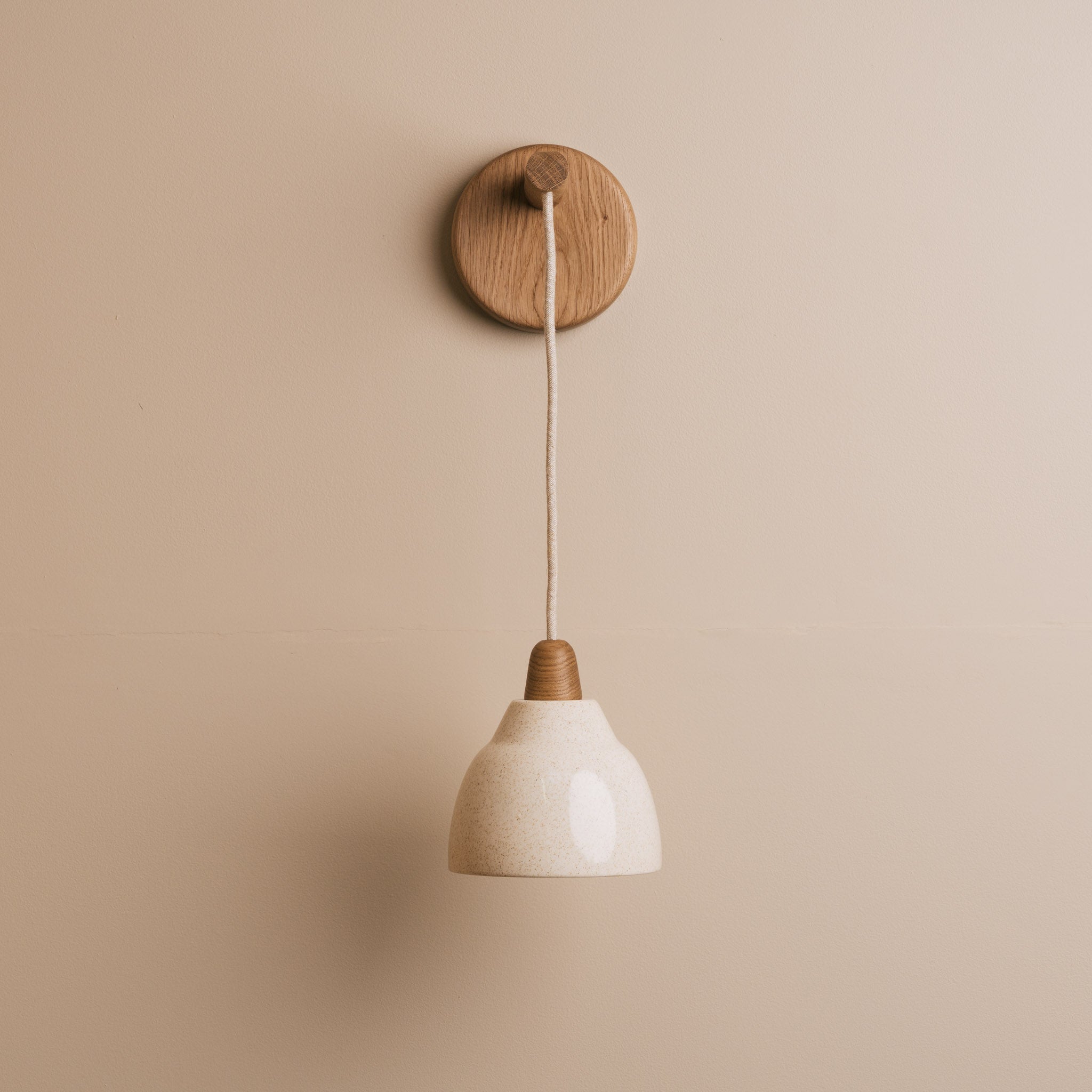 Small Element Hanging Wall Light in Ceramic and Oak - Speckled Cream Gloss