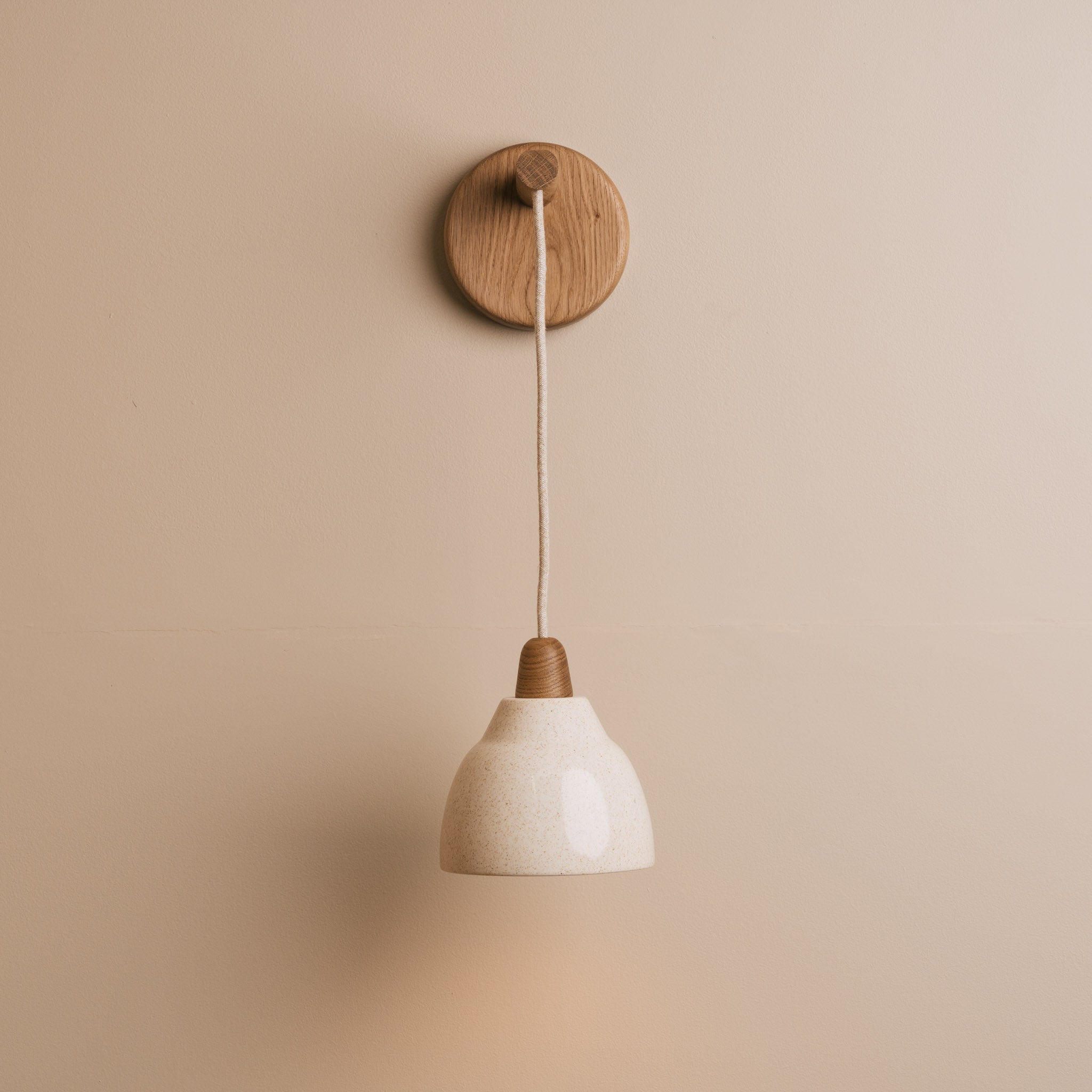Small Element Hanging Wall Light in Ceramic and Oak - Speckled Cream Gloss