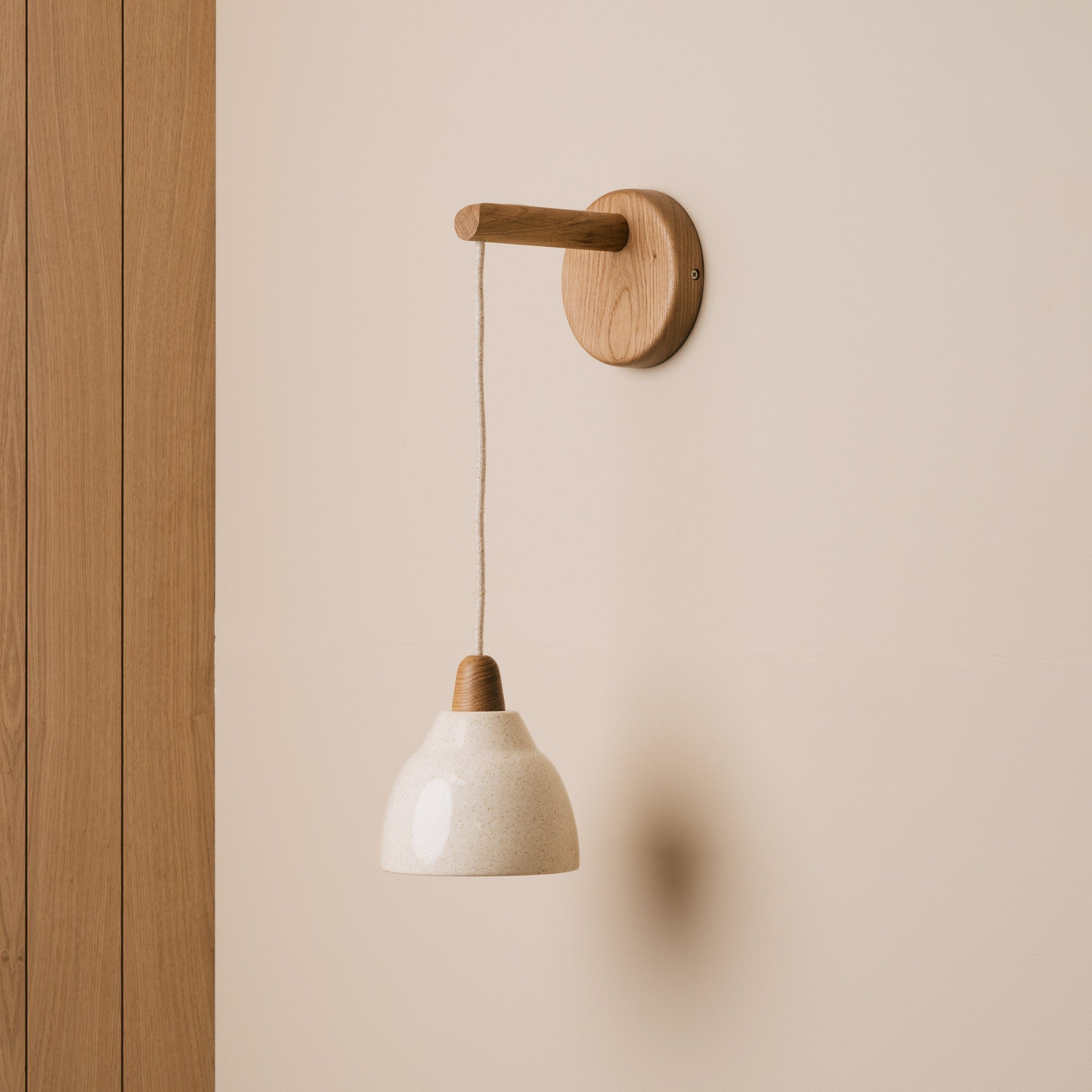 Small Element Hanging Wall Light in Ceramic and Oak - Speckled Cream Gloss
