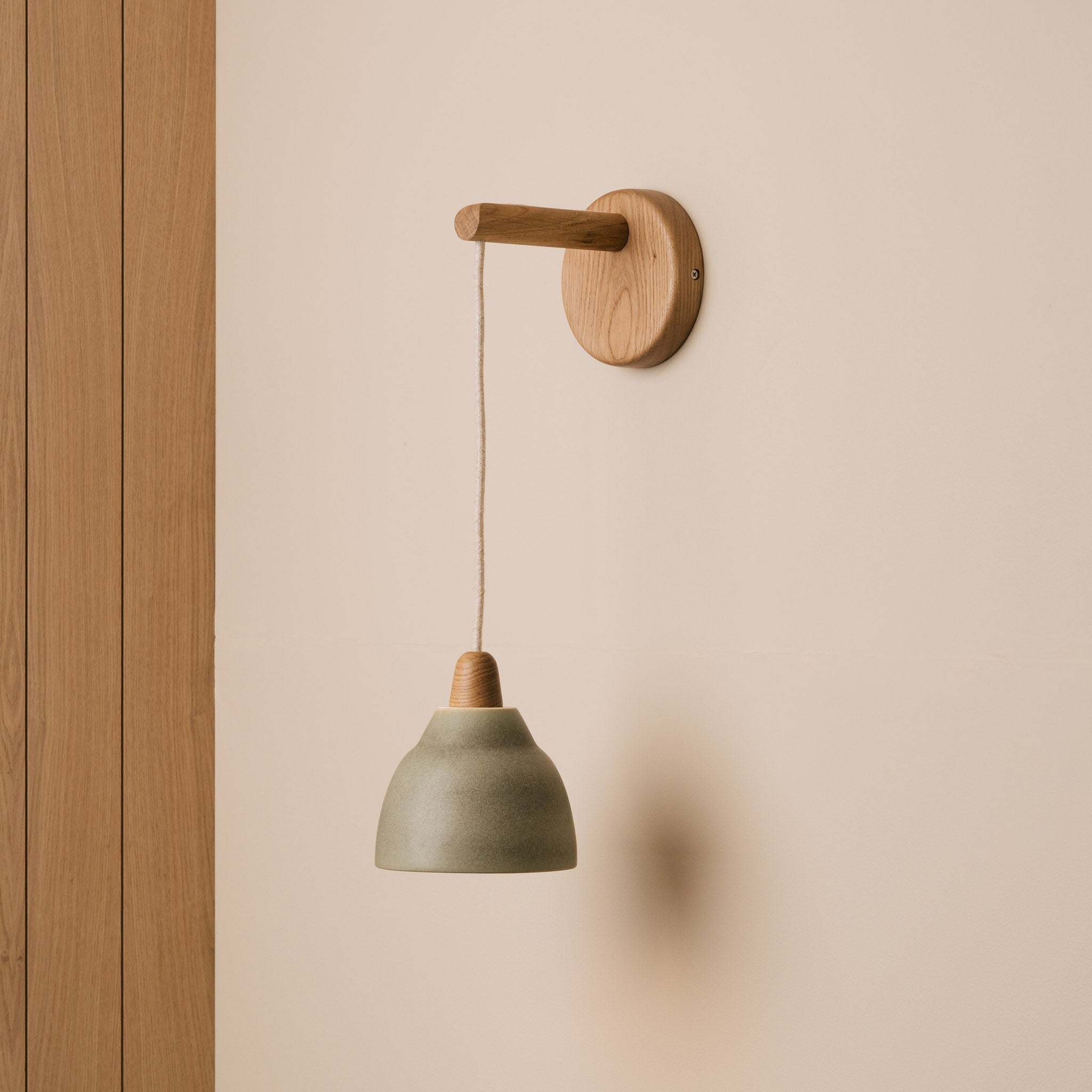 Small Element Hanging Wall Light in Ceramic and Oak - Green