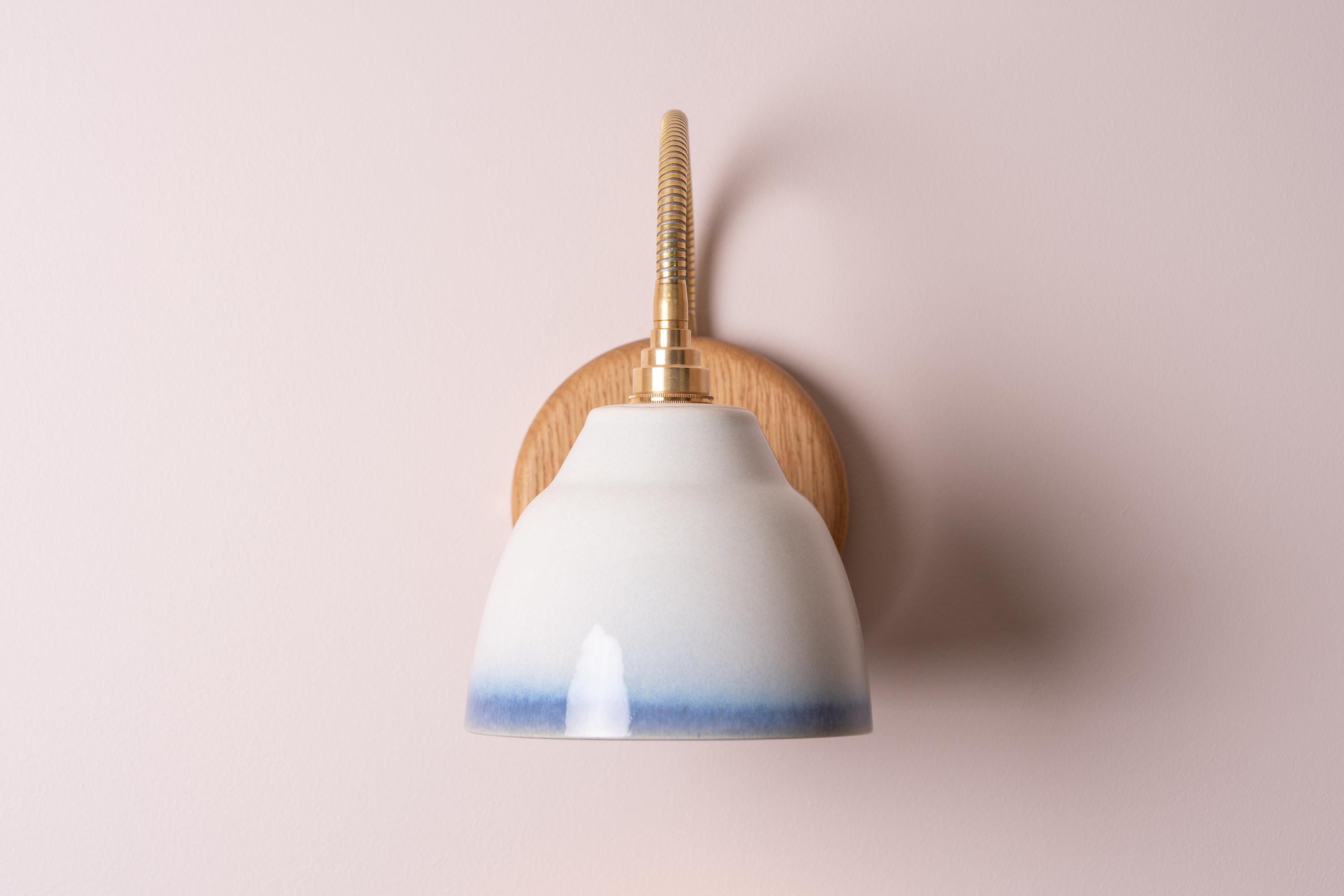 Blue and White Flex Wall Light in Brass, Ceramic and Oak - Small Element