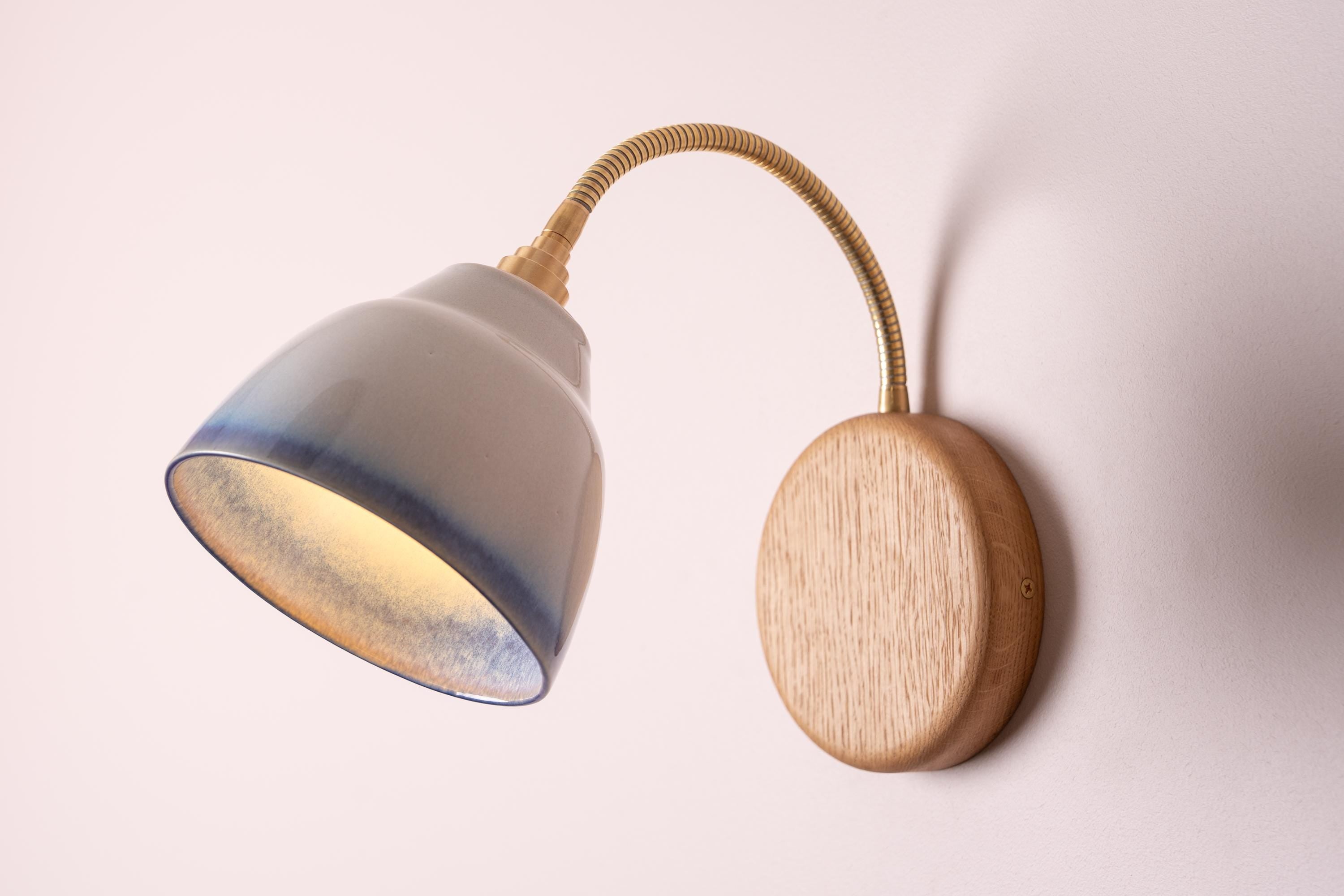 Blue and White Flex Wall Light in Brass, Ceramic and Oak - Small Element