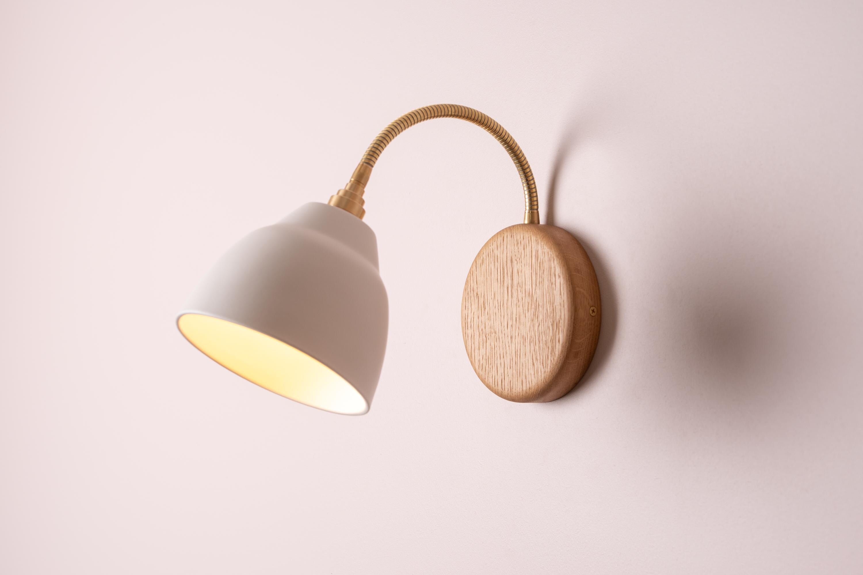 White Flex Wall Light in Brass, Ceramic and Oak - Small Element
