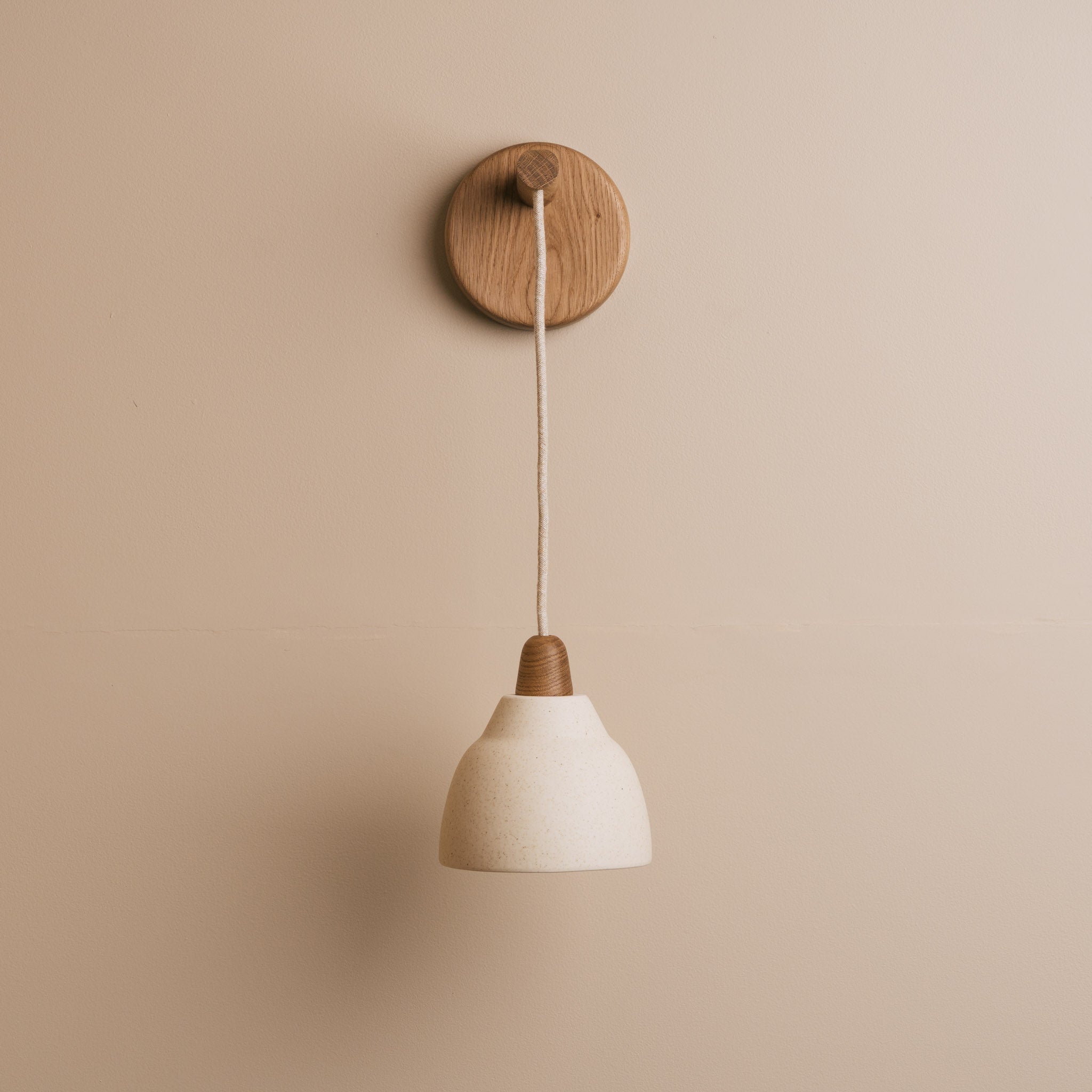 Small Element Hanging Wall Light in Ceramic and Oak - Speckled Cream Matt