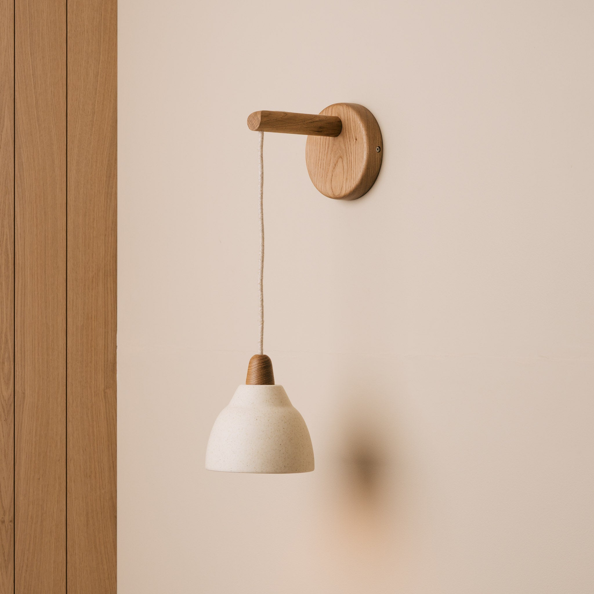 Small Element Hanging Wall Light in Ceramic and Oak - Speckled Cream Matt