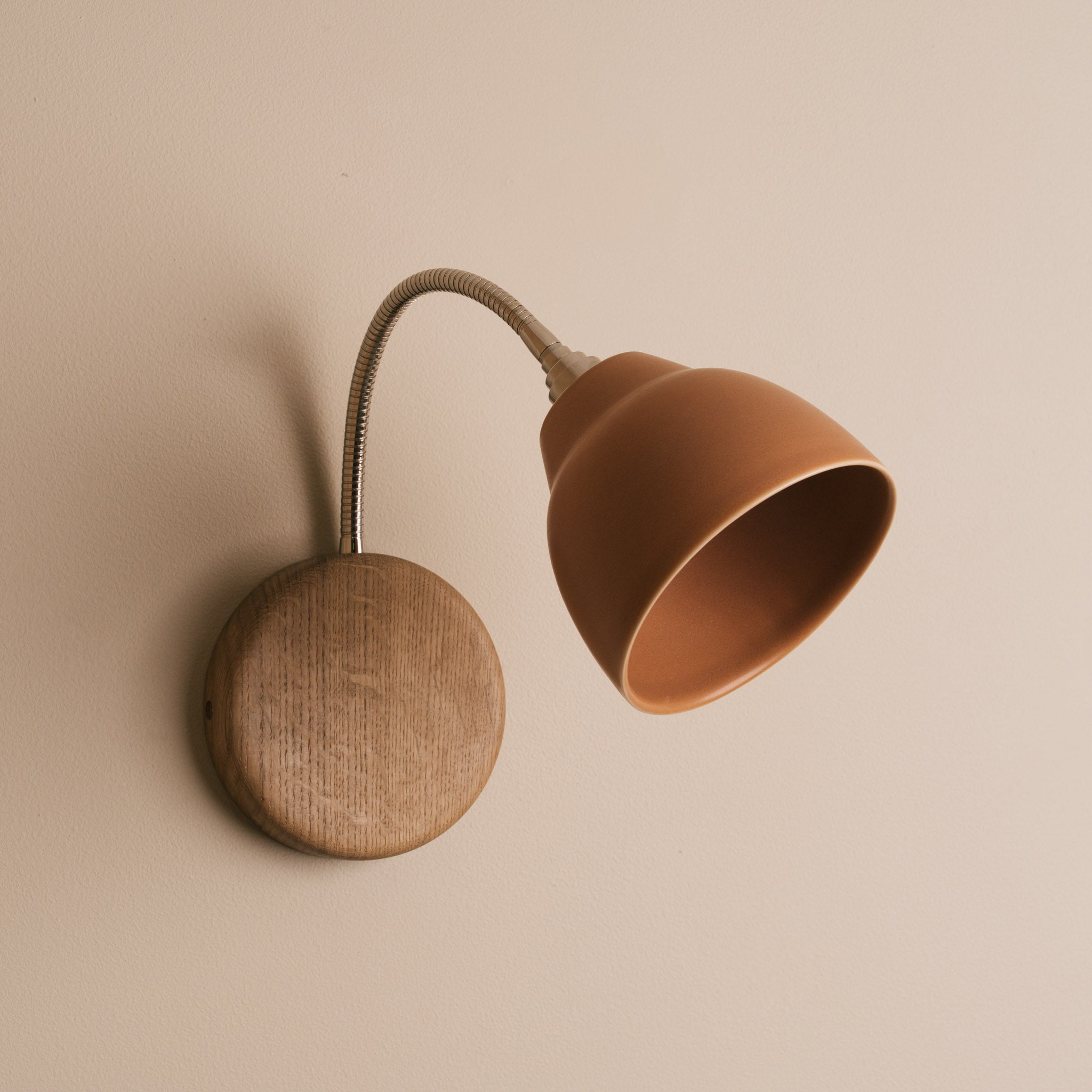 Terracotta Flex Wall Light in Brass/Nickel, Ceramic and Oak - Small Element