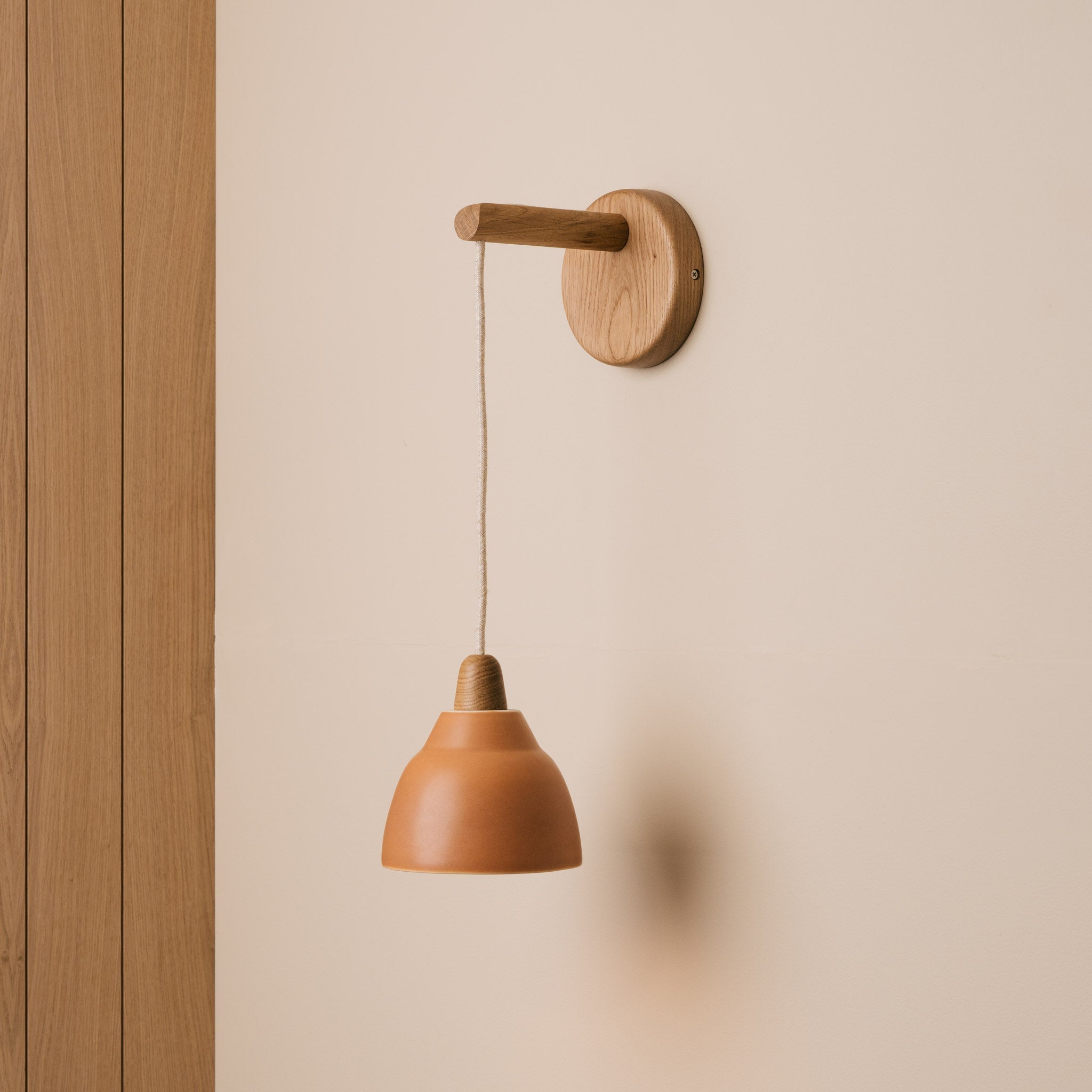 Small Element Hanging Wall Light in Ceramic and Oak - Terracotta