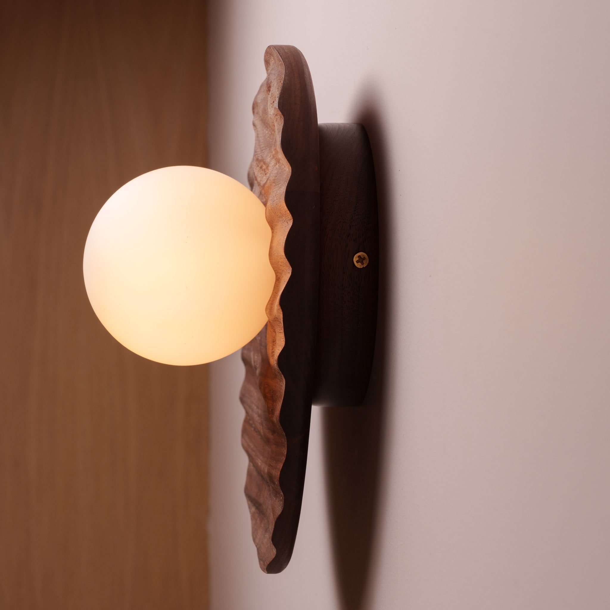 Towan Wall Light in Solid Oak/Walnut