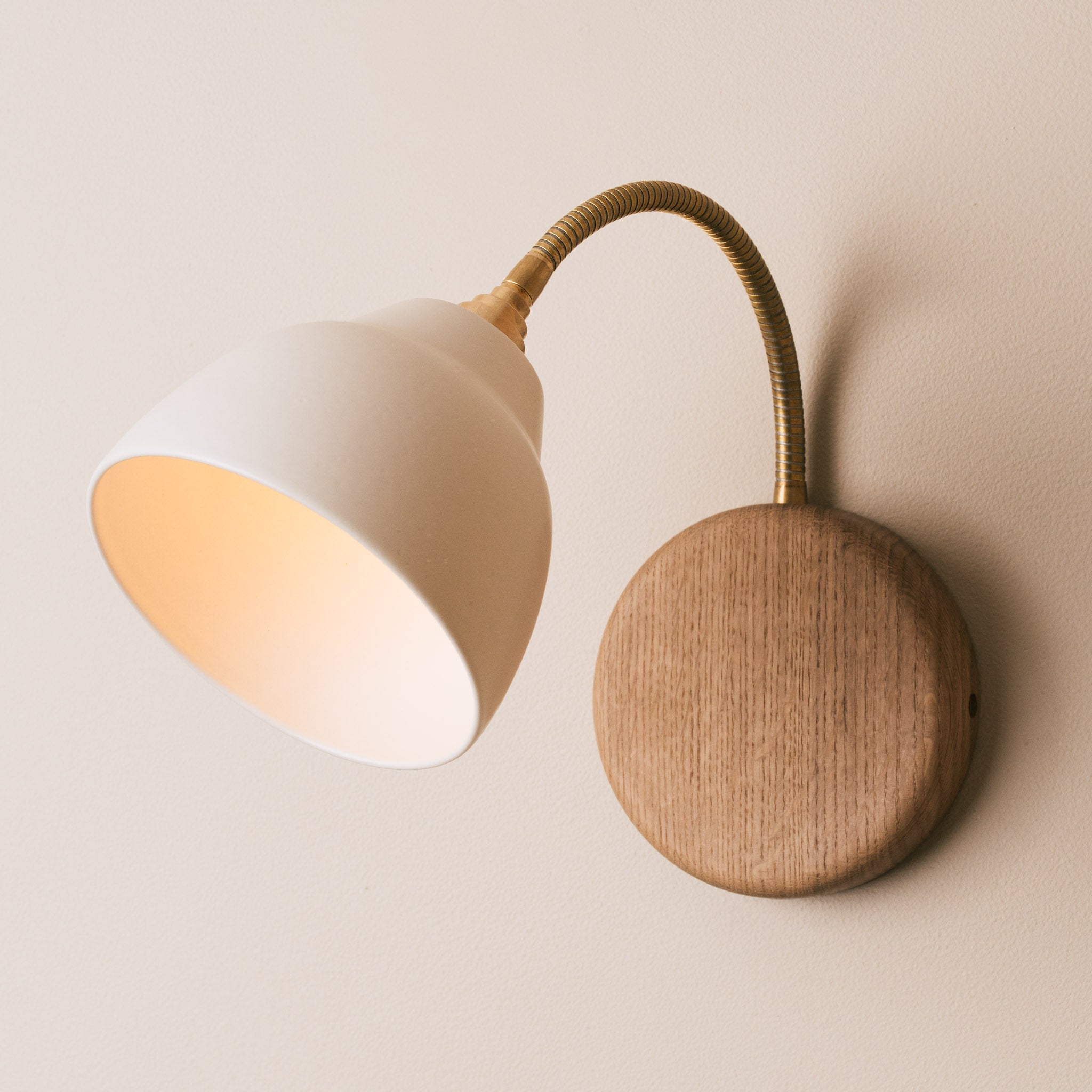 White Flex Wall Light in Brass/Nickel, Ceramic and Oak - Small Element