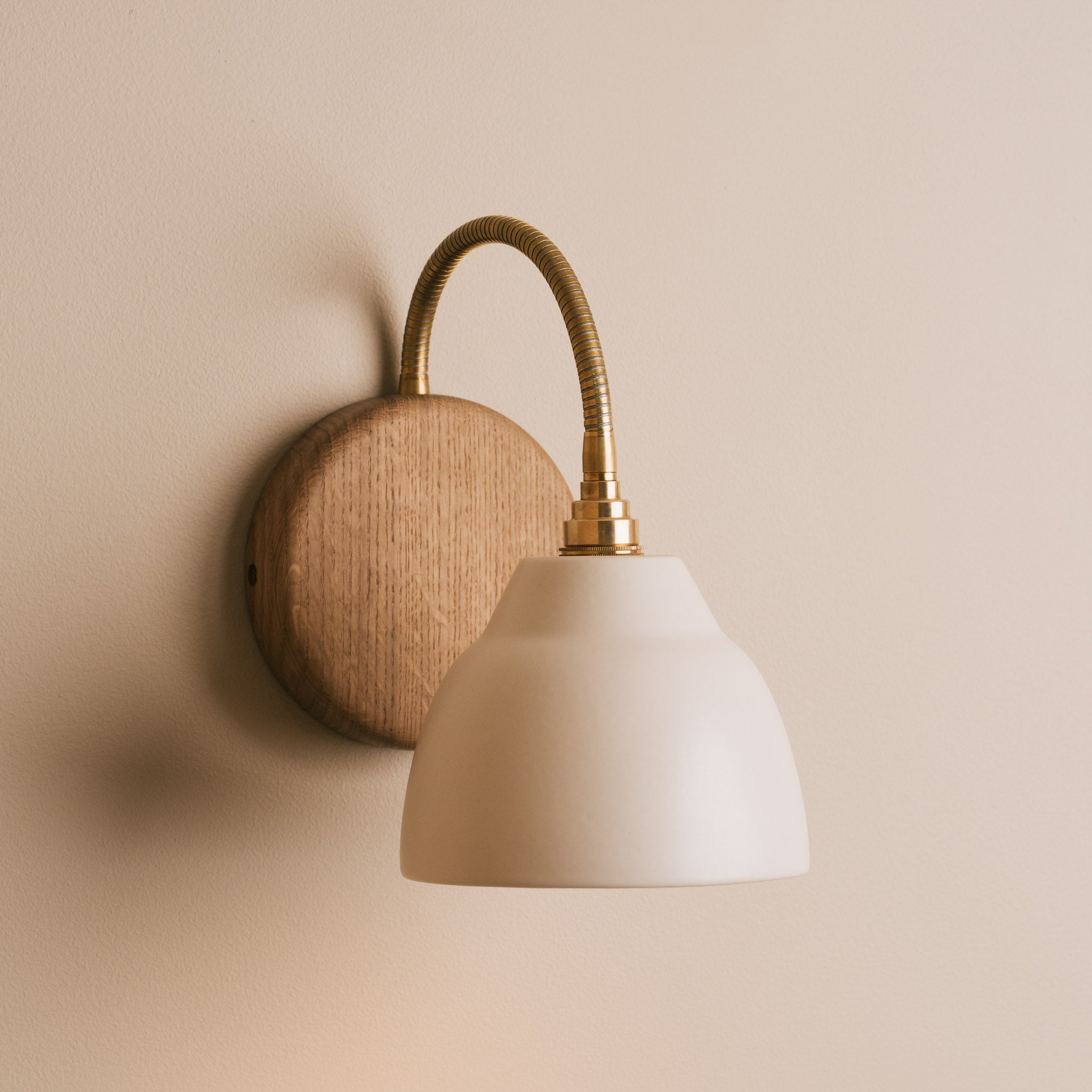 White Flex Wall Light in Brass/Nickel, Ceramic and Oak - Small Element