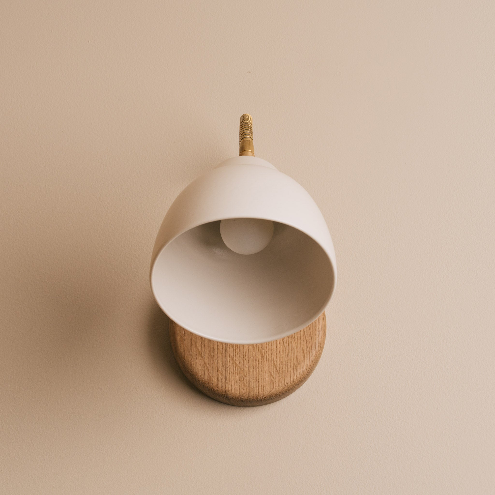 White Flex Wall Light in Brass/Nickel, Ceramic and Oak - Small Element