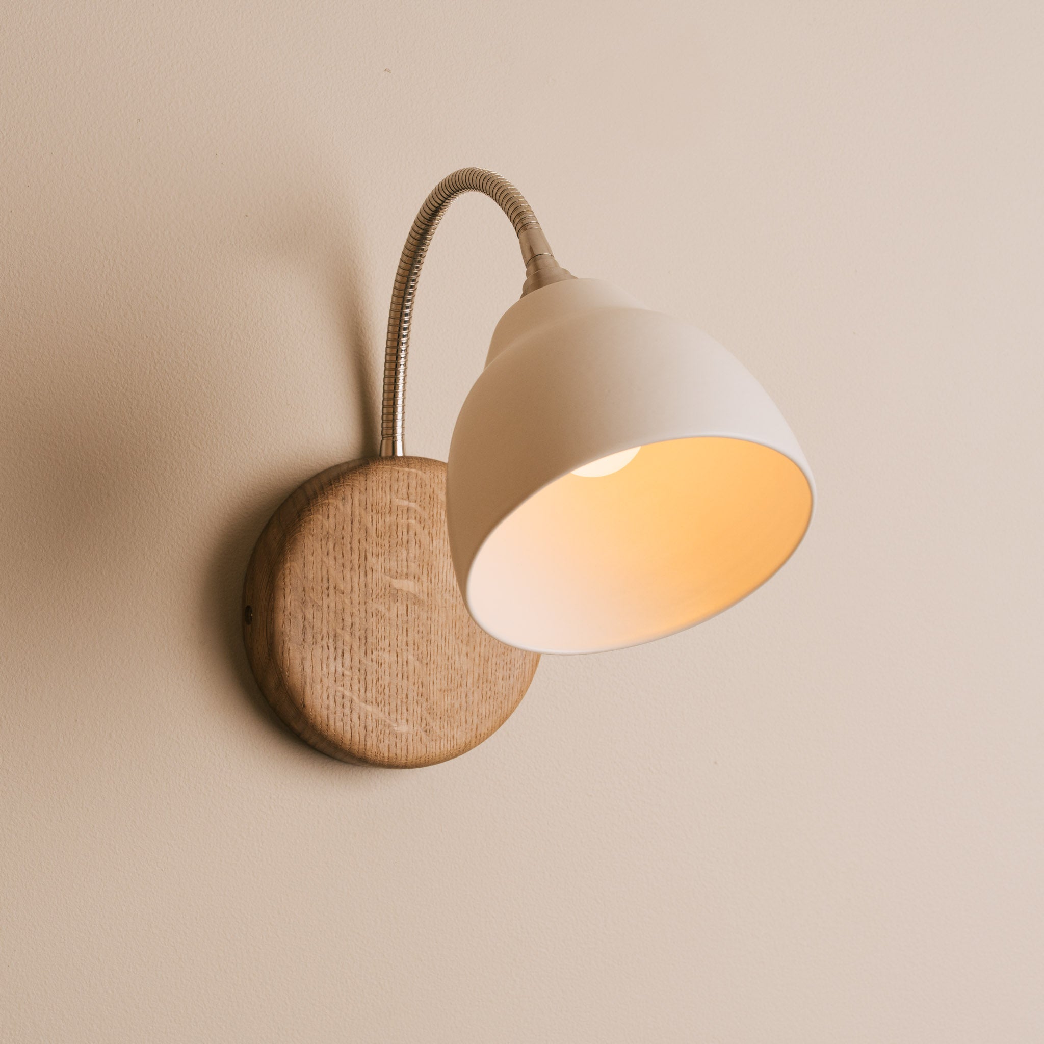 White Flex Wall Light in Brass/Nickel, Ceramic and Oak - Small Element