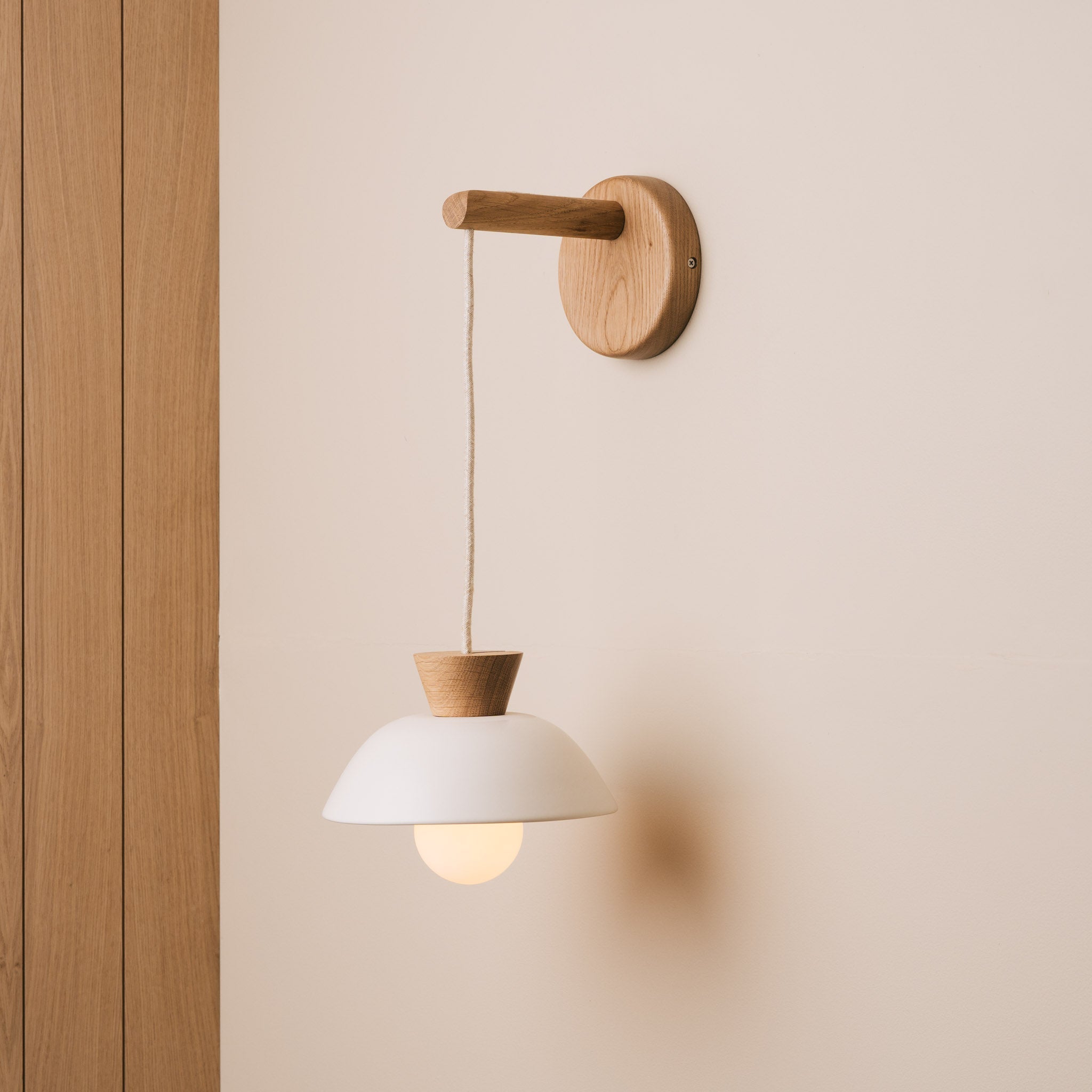 Small Dawn Hanging Wall Light in Ceramic and Oak - White