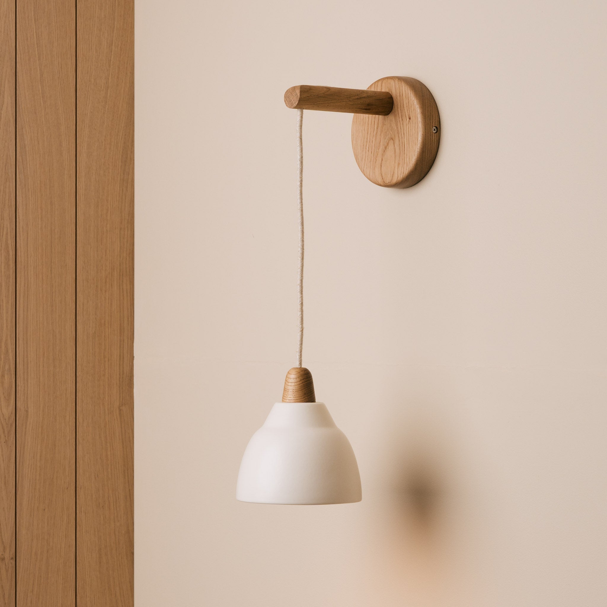 Small Element Hanging Wall Light in Ceramic and Oak - White
